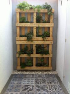 jardín vertical hecho a mano con palets