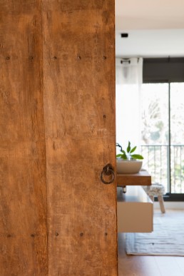 puerta de madera como elemento decorativo